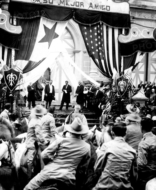 Le président des Etats-Unis à Panama : à Panama, devant la cathédrale, M.Roosevelt harangue les troupes de police américaines à cheval. Le président, en gilet blanc