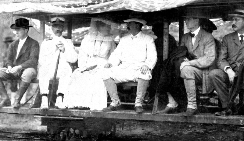 Le président des Etats-Unis à Panama : M.Roosevelt et sa femme visitant les chantiers sur une plate-forme traînée par une locomotive. Décembre 1906.