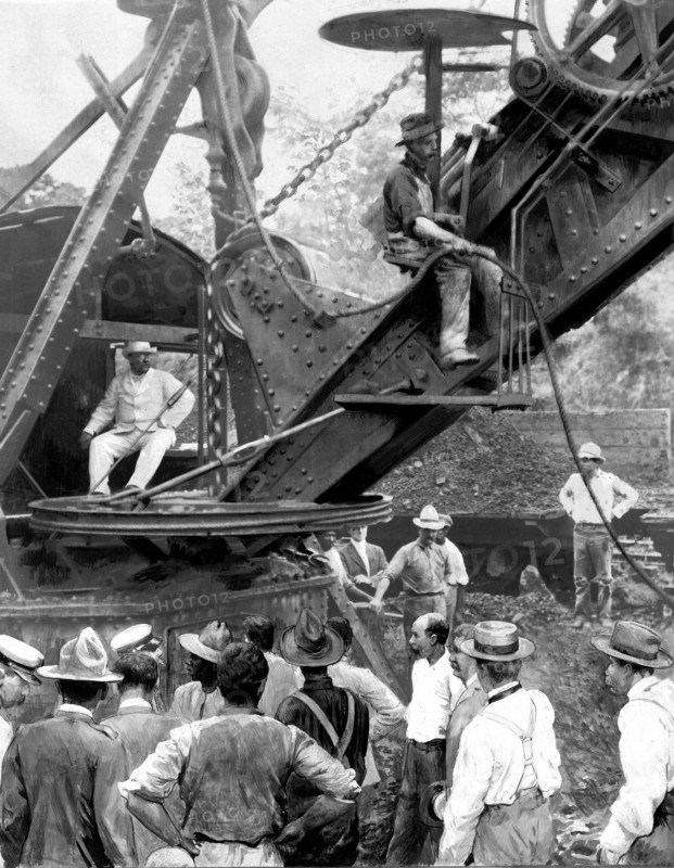 Le président des Etats-Unis à Panama : M.Roosevelt se rend compte par lui mème de la manoeuvre d'un excavateur, à la Culebra. Décembre 1906.