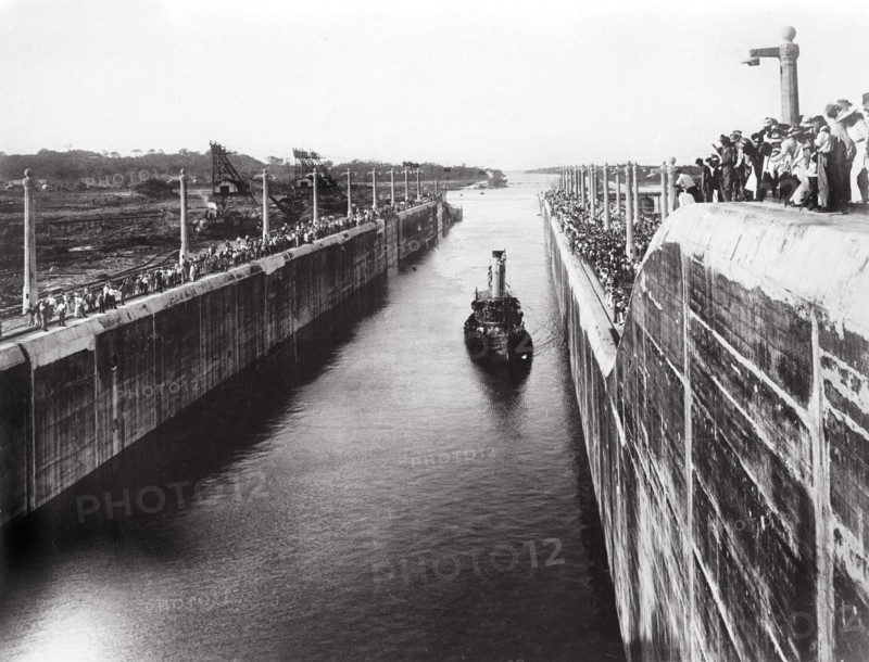 Canal de Panama. Canal reliant le Pacifique à l'Atlantique long d'environ 80 KM. Le percement de l' isthme fut commencé en 1881 par la France sur l'initiative de Ferdinand de Lesseps. Face à de graves difficultés techniques et financières, il dut être interrompu en 1888. En 1904 les Etats-Unis reprennent les travaux, le canal fut ouvert en 1914.