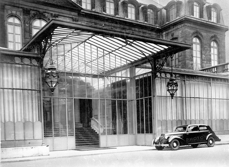 Vue en 1947 à Paris, de la façade du palais de l'Elysée, masquée depuis 1898 par une verrière, avant les travaux destinés à supprimer cette dernière pour rendre au bâtiment son ancien aspect.  Photographie parue dans France-Illustration du 1er novembre 1947.