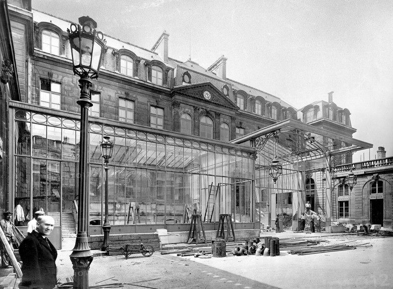 Etat des travaux, en août 1947, de la façade du palais de l'Elysée.  Ces travaux visaient à restituer l'aspect ancien de la façade, qui avait été modifié par l'installation d'une verrière en 1898.  Photographie parue dans France-Illustration du 1er novembre 1947.