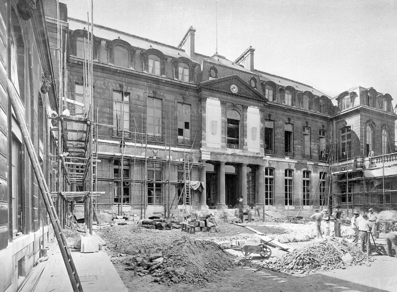 Etat des travaux, en septembre 1947, de la façade du palais de l'Elysée.  Ces travaux visaient à restituer l'aspect ancien de la façade, qui avait été modifié par l'installation d'une verrière en 1898.