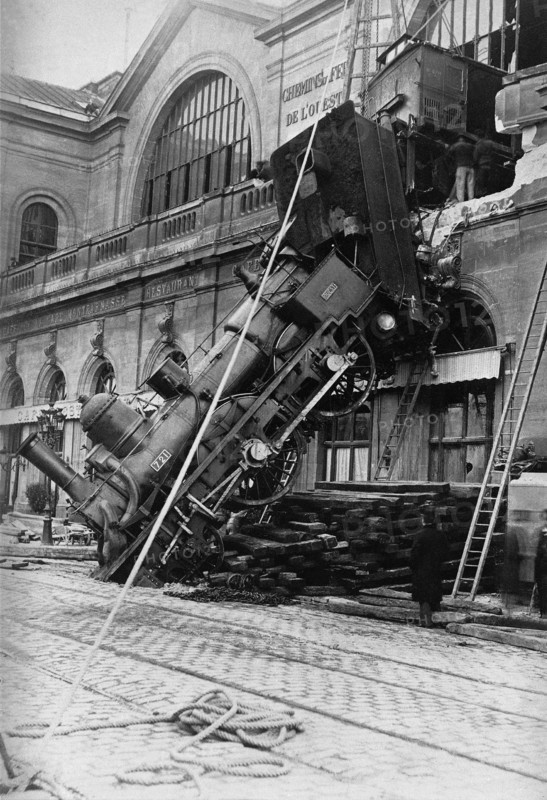 Le 22 octobre 1895 à 16 heures, le train n°56 venant de Grandville, à une vitesse comprise entre 40 et 60 kilomètres heure, n'a pu être arrêté  et a traversé le mur de la façade de la gare Montparnasse à Paris. Il a brisé les heurtoirs de la voie ferrée et parcouru 15 mètres en dehors des voies puis s'est immobilisé place de Rennes.