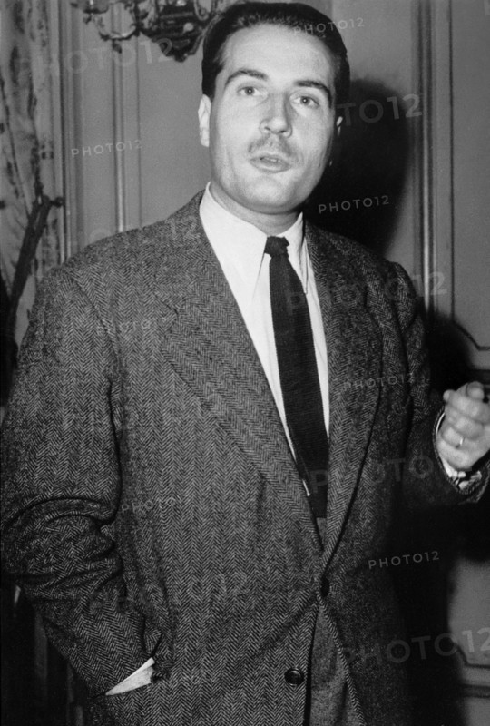 Portrait de François Mitterrand en 1950.  Dans le cadre de la conférence des Ambassadeurs, il expose sa thèse intitulée : quand le scandale devient une arme politique.