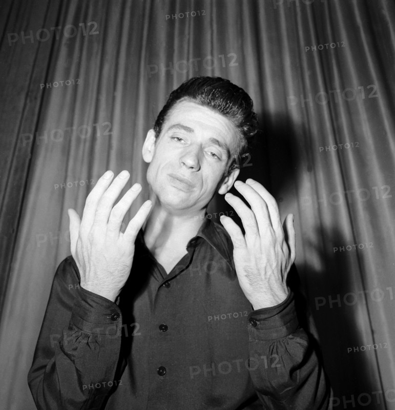 La gestuelle de Yves MONTAND lors d'un de  ces spectacles dans les années 1950.