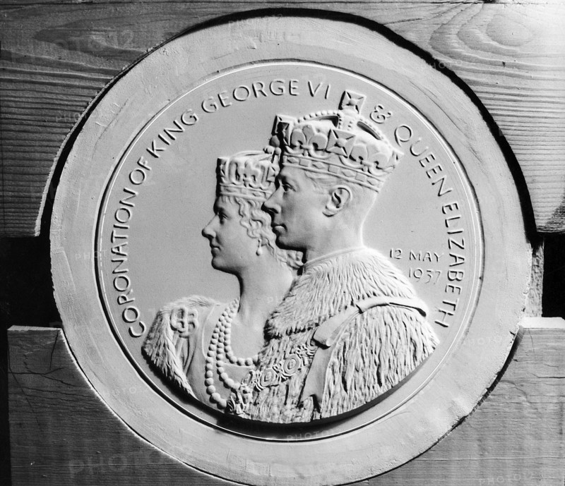 Médaille du couronnement du roi George VI et de la reine Elizabeth, 12 mai 1937 parue le 22 mai 1937 en couverture de l'Album hors série de L'Illustration consacré au Couronnement des Souverains de l'Empire britannique.
