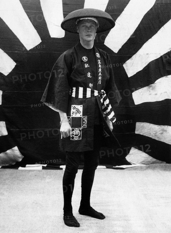 Mai 1922, à bord du cuirassé Renown, le prince de Galles, futur roi d'Angleterre Edouard VIII, alors âgé de 28 ans, dans un costume de coolie (porteur) japonais qui lui a été offert à l'occasion d'une fête. Il effectue cette année-là un voyage autour du monde.