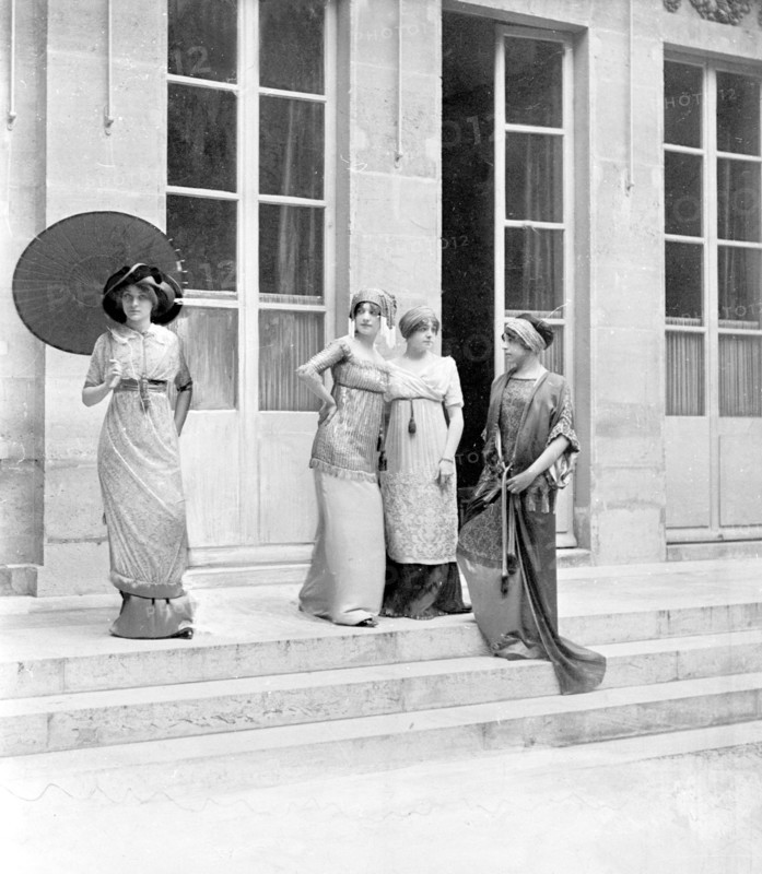 Défilé des mannequins de Paul Poiret devant l'hôtel d'Antin à Paris