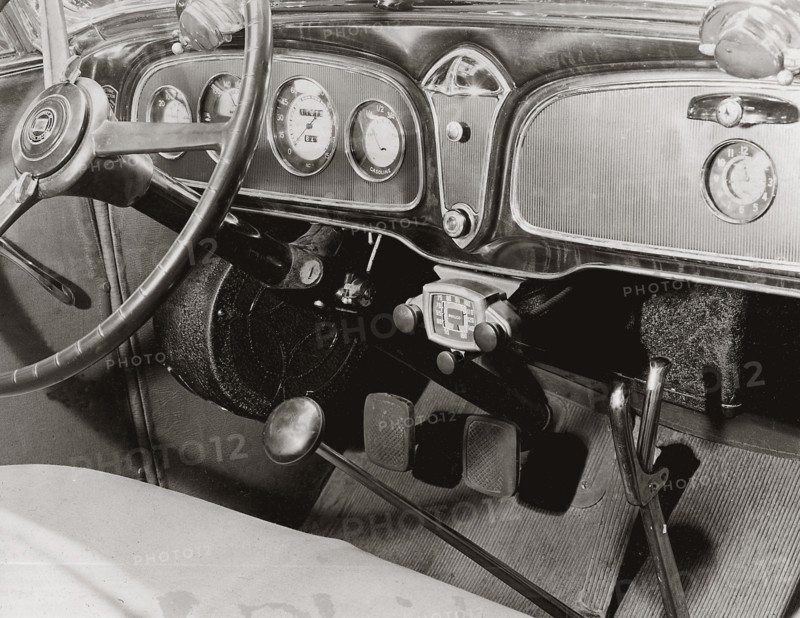 Les premiers auto-radio installés dans des automobile en France, dans les anneés 30. "c'est une mode qui vient d'amérique. Depuis un an (1934-1935) elle à fait de nombreux adeptes parmi les automobilistes français".
