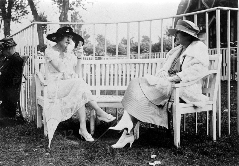 Août 1920 à Deauville, élégantes assistant à un match de polo. Photographie parue dans L'Illustration du 28 août 1920. MODE