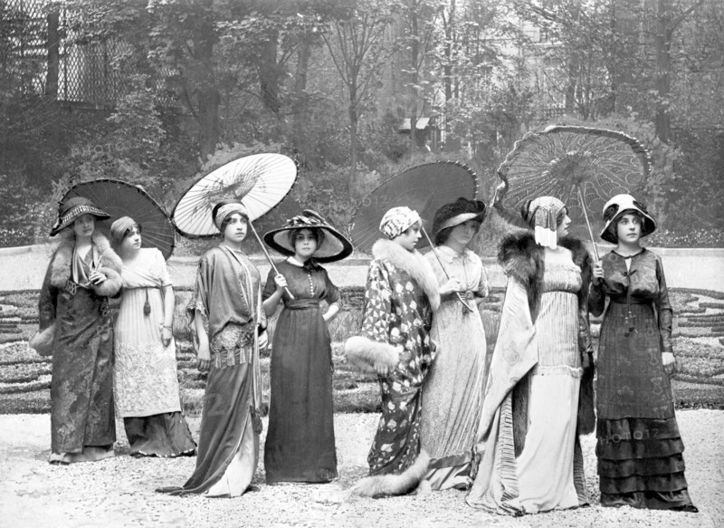 Défilé des mannequins de Paul Poiret dans le parc de l'hôtel d'Antin à Paris