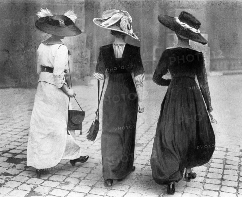 Mode et physionomie au début du XXème siècle: l'arrivée des jupes culottes.  Les femmes sortent vêtues de toilettes de promenades, assorties de chapeaux à bords larges et de sacs à main.