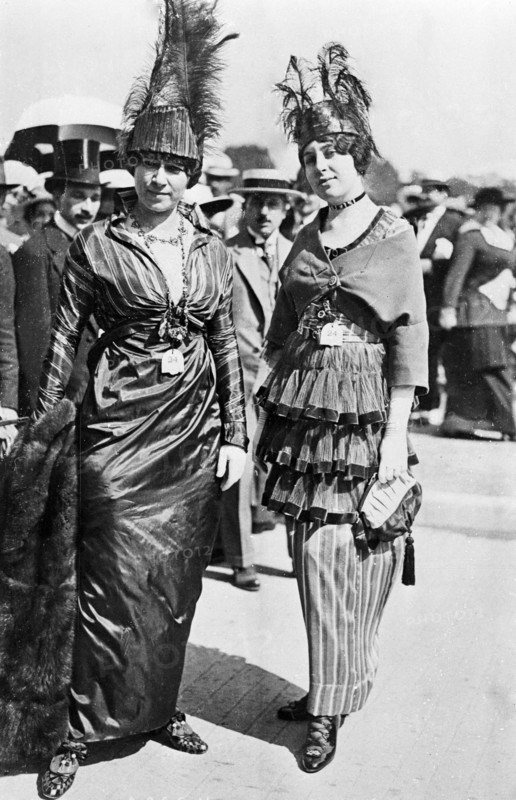 Mode et physionomie au début du XXème siècle.  Les femmes portent des chapeaux et de longues robes, assortis de sacs à main.