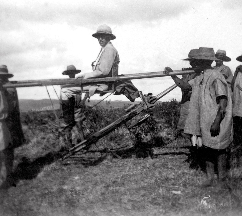 Novembre 1923 à Madagascar, mode de transport utilisé pour le déplacement dans la brousse.  Photographie inédite du fonds L'Illustration.