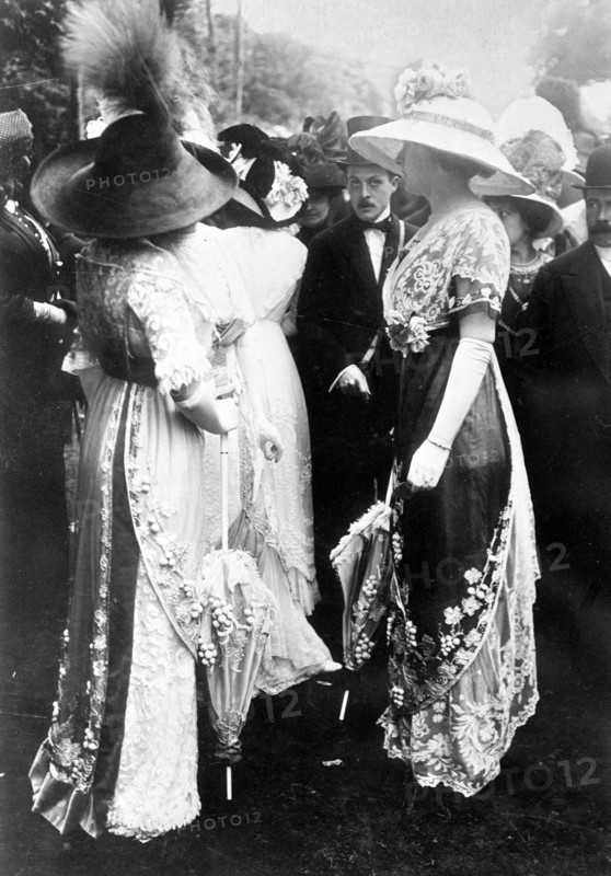 En 1911 à Paris, les dernières modes lancées aux courses d'Auteuil.  Photographie parue dans L'Illustration du 24 juin 1911. MODE