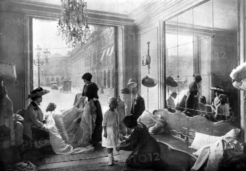 L'examen des nouveaux modèles en 1923 par des clientes - place Vendôme à Paris dans ce qui est devenu aujourd'hui une boutique Cartier à deux pas du Ritz - Mannequin mode