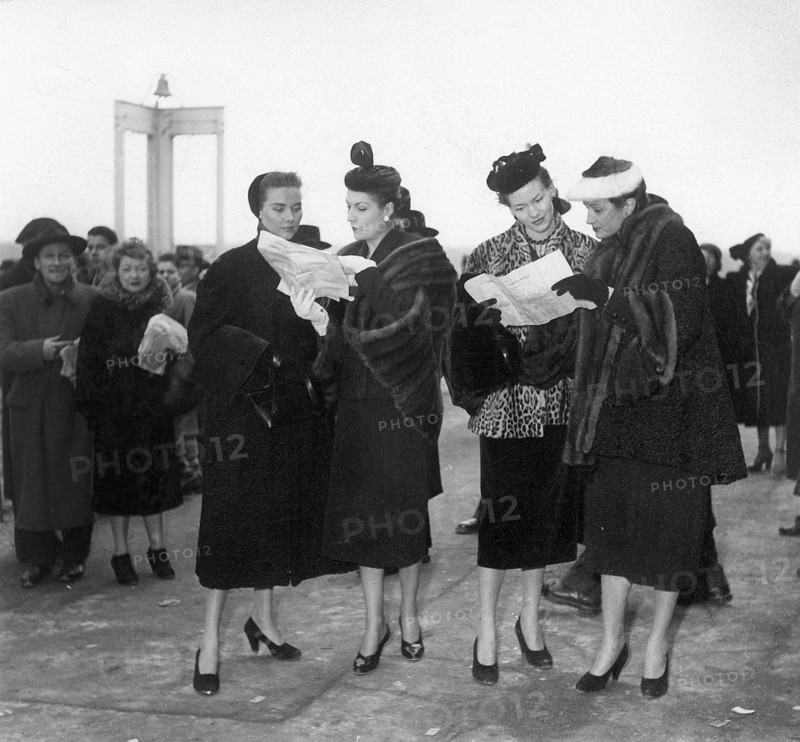 Janvier 1952 a l'hippodrome de Vincennes, le Prix d'Amerique fut pour les elegantes l'occasion de revetir de chaudes fourrures. 

Photographie parue dans France-Illustration du 26 janvier 1952.

MODE
