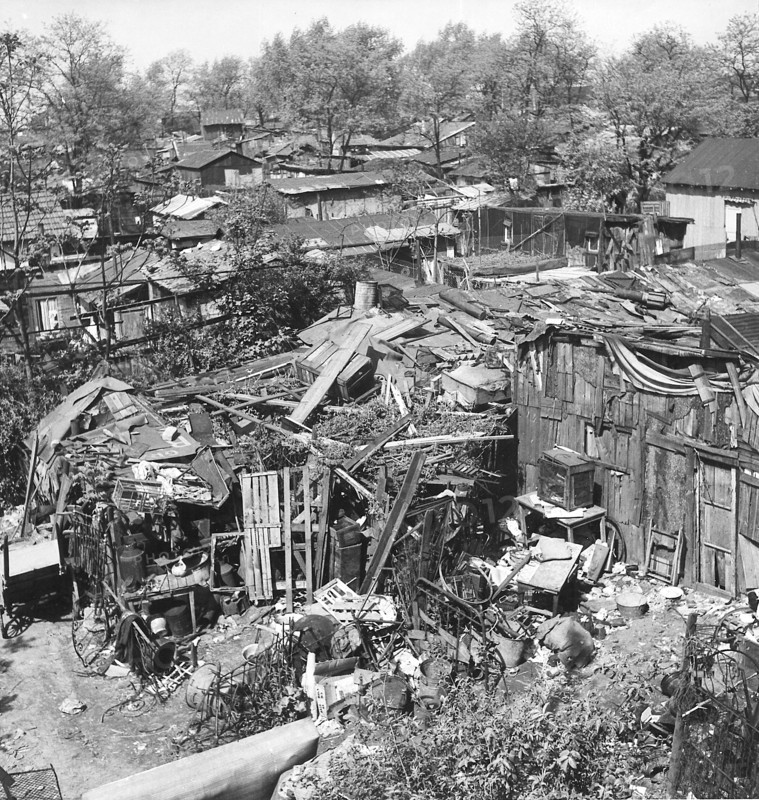 Urbanisme - Habitation - Paris et les banlieues. 
En vue de son extension, Paris a entrepris de vastes travaux d'aménagement à ses portes, le 10 mai 1919. Les fortifications construites en 1841 furent démolies, les talus nivellés et les fossés comblés. 
La destruction du mur d'enceinte visait à rompre le fossé entre Paris et les communes limitrophes, et créer des zones d'habitat, notamment des maisons à bon marché, et des maisons à loyers modérés pour familles nombreuses.