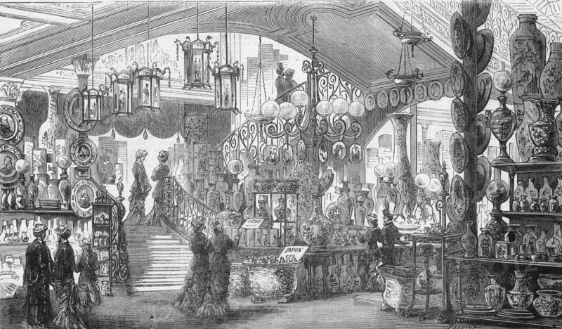 Vue intérieure de la galerie de la rue de Babylone des magasins du Bon Marché, à la veille de l'inauguration, le 11 octobre 1880,  des derniers agrandissements de l'établissement.  Gravure de Baude d'après Fichot parue dans L'Illustration du 9 octobre 1880.