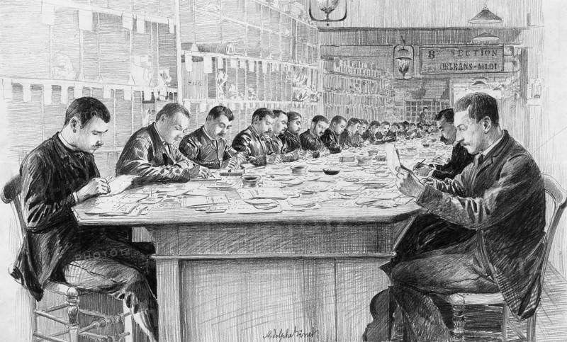 Les magasins du Bon Marché en 1889.  Employés procédant au dépouillement de la correspondance.  "Aucun de nos ministères, aucune autre institution au monde ne reçoit probablement une aussi forte correspondance que le Bon Marché. (...) Si on le pèse, c'est pour être fixé tout de suite sur son importance et savoir s'il faut appeler du renfort pour le dépouillement. 250 jeunes gens sont ordinairement chargés de ce travail délicat. Ils classent en un premier groupe les demandes de renseignements qui exigent une réponse: ce sont de 1800 à 2000 lettres à écrire par jour. (...) En un second groupe, les demandes d'échantillons, auxquels la règle est de répondre avant trois heures (...) En un troisième groupe les commandes  celles-ci, transmises aux comptoirs intéressés, sont pour la plupart exécutées et expédiées le jour même." Dessin d'Adolphe Binet et extrait d'article parus dans L'Illustration du 10 août 1889.