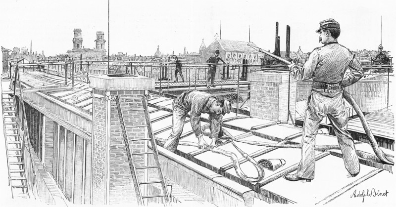 Les magasins du Bon Marché en 1889.  Exercice de la pompe, le dimanche matin, sur les toits de l'établissement.  Vingt pompiers, "choisis parmi les mieux notés de ceux qui sortent des régiments de Paris", sont alors affectés au Bon Marché.  "Les pompiers s'entretiennent la main par des manoeuvres dont le champ est original. C'est le toit, duquel on aperçoit Paris pareil, avec ses milliers de cheminées, à une forêt rasée à la hauteur du genou."  Dessin d'Adolphe Binet et extrait d'article parus dans L'Illustration du 10 août 1889.
