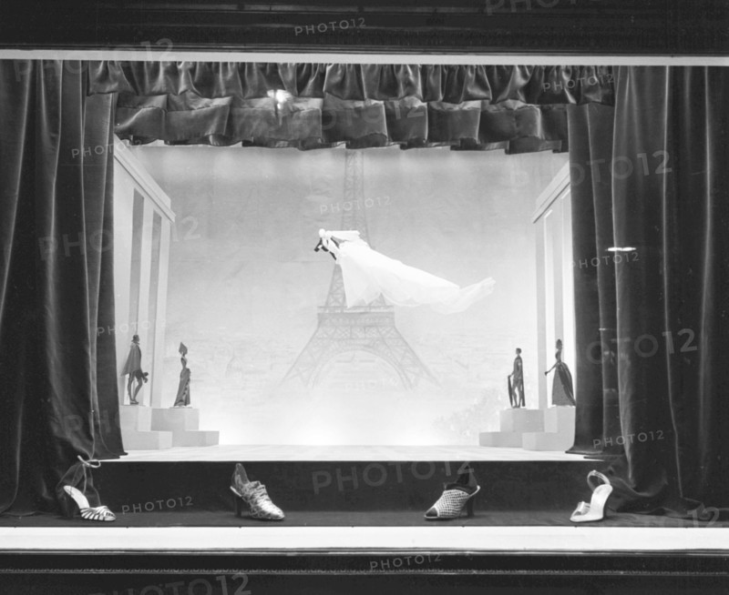 Les grands magasins à Paris : les Galerie Lafayette. Les vitrines des Grands magasins pendant la célébration des fêtes commémorant le bimillénaire de Paris en 1952.