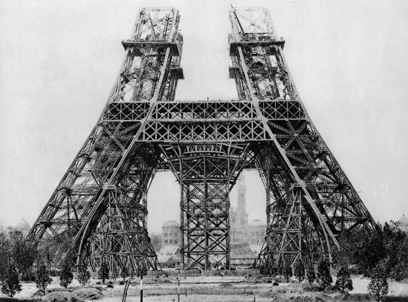 En 1888, vue de la Tour Eiffel en construction. Le premier étage est monté. Son inauguration aura lieu à l'occasion de l'Exposition Universelle de Paris de 1889.