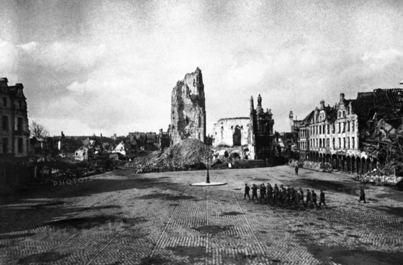 BEFFROI ET HOTEL DE VILLE D'ARRAS EN RUINES EN 1918 - Vue en mars 1918, sur la Petite Place d'Arras, des ruines du beffroi (construit de 1463 à 1554 par Jacques LE CARON) et de l'Hôtel de Ville détruits par des bombardements en octobre 1914. Première Guerre Mondiale - Nous contacter pour la légende complète