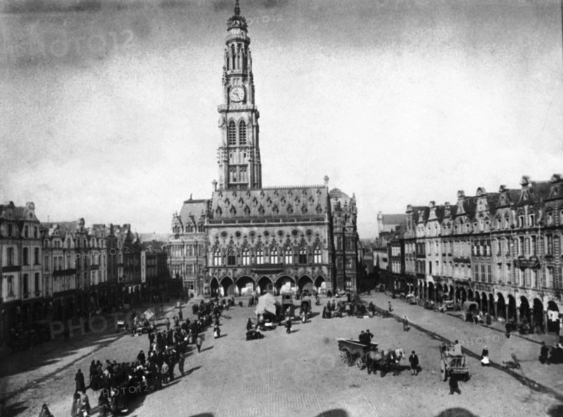 HOTEL DE VILLE ET BEFFROI D'ARRAS AVANT LA GUERRE 1914-1918 - Vue au tournant du XXème siècle, sur la Petite Place d'Arras, du beffroi (construit de 1463 à 1554 par Jacques LE CARON) et de la façade de l'Hôtel de Ville, avant leur destruction par les bombardements d'octobre 1914. Première Guerre Mondiale - Nous contacter pour la légende complète
