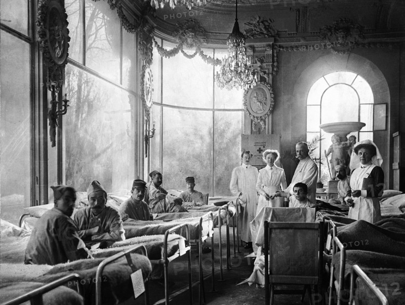 HOPITAL IMPROVISE DANS L'AILE D'UN CHATEAU 1914-1918 - Durant la Première Guerre Mondiale, hôpital improvisé dans l'aile d'un château allemand. Durant la Guerre de 1914-1918, des hôpitaux s'improvisent partout, en Allemagne comme en France, pour soigner les nombreux blessés.  Première Guerre Mondiale -