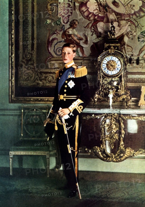 En 1914, au Palais de Buckingham, portrait du prince de Galles Edouard en uniforme de lieutenant de la Marine britannique. Photographie en couleur accordée à L'Illustration par faveur spéciale des souverains et parue dans L'Illustration du 25 avril 1914.