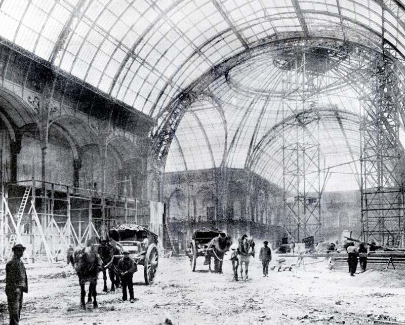 En mars 1900, la nef du Grand Palais en cours de construction avant son inauguration pour l'Exposition universelle de 1900 à Paris.  L'édifice est l'oeuvre des architectes Girault, Deglane, Louvet et Thomas. Photographie inédite du fonds L'Illustration.