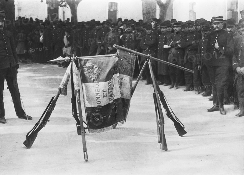 En aout 1914 a Paris, aux premiers jours de la mobilisation, le depart d'un regiment acclame par la population parisienne.