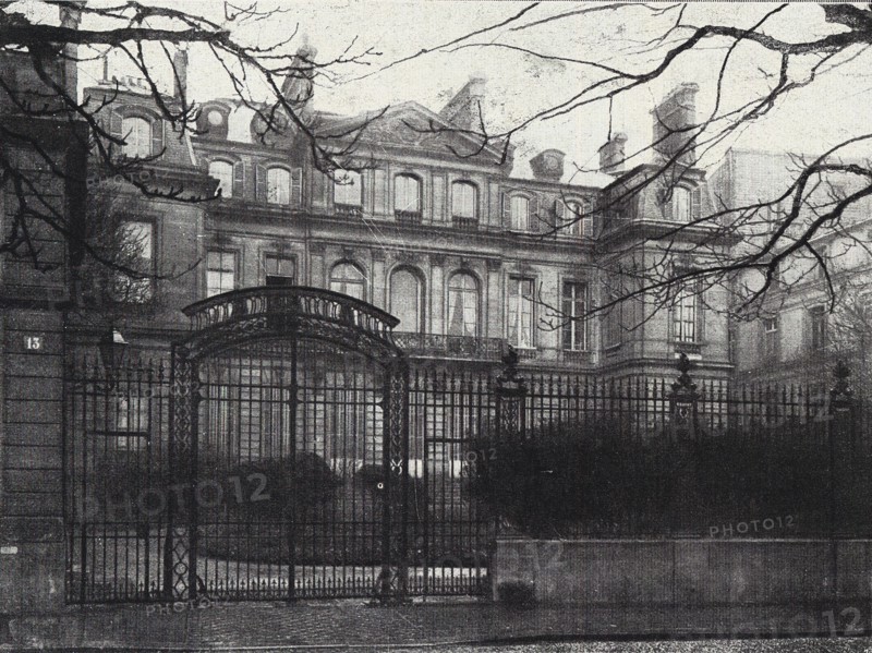 Vue en 1910 à Paris, de l'hôtel du marquis de Lillers, situé avenue Montaigne, sur l'emplacement du futur Théâtre des Champs-Elysées.  Photographie parue dans L'Illustration du 26 février 1910.  La construction du Théâtre des Champs Elysées, dont l'initiative revient à Gabriel Astruc, fut d'abord confiée à l'architecte Roger Bouvard, puis au Belge Henry Van de Velde. Sollicités comme entrepreneurs en 1911, les frères Auguste et Gustave Perret proposeront un contre-projet architectural fondé sur une poutraison en béton armé. Le programme décoratif sera confié au sculpteur Antoine Bourdelle et au peintre Maurice Denis. Le théâtre sera inauguré en avril 1913.