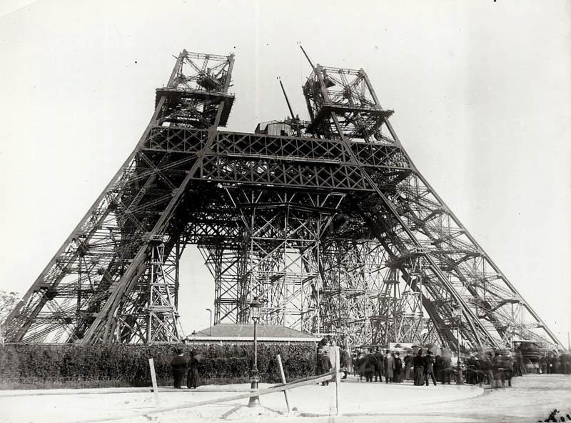 Vue en 1888 à Paris, de la Tour Eiffel en cours de construction, pendant le montage des piliers au-dessus du premier étage.  La tour sera achevée pour l'Exposition Universelle de 1889.