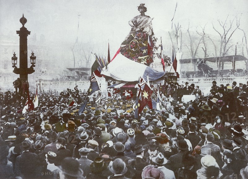 Scène de liesse place de la Concorde à Paris, le 11 novembre 1918.