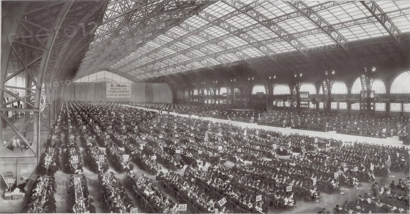 La fête de la mutualité en 1904. le banquet de 26 000 couverts, le 30 octobre, dans la galerie des Machines.
