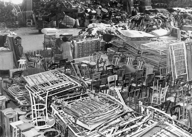 Le 22 mars 1954 a Paris, "vieilles literies, meubles reformes, chiffons, ferraille, dechets, plus de 300 tonnes recoltees au cours de l'"Operation Debarras" de l'abbe Pierre et rassemblees dans le hall de la gare d'Orsay vont etre vendues aux encheres pour aider a a construction de cites d'urgence."

Photographie et legende parues dans le numero de France-Illustration de mai 1954.