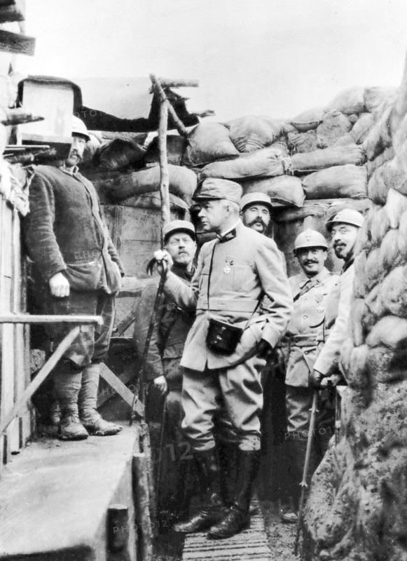 - La guerre - Dans une tranchée française le dessinateur alsacien Hanss , que le tribunal d'Empire de Leipzig Condamnait le 09 Juillet 1914 à un an de prison pour ' Offense au peuple allemand '