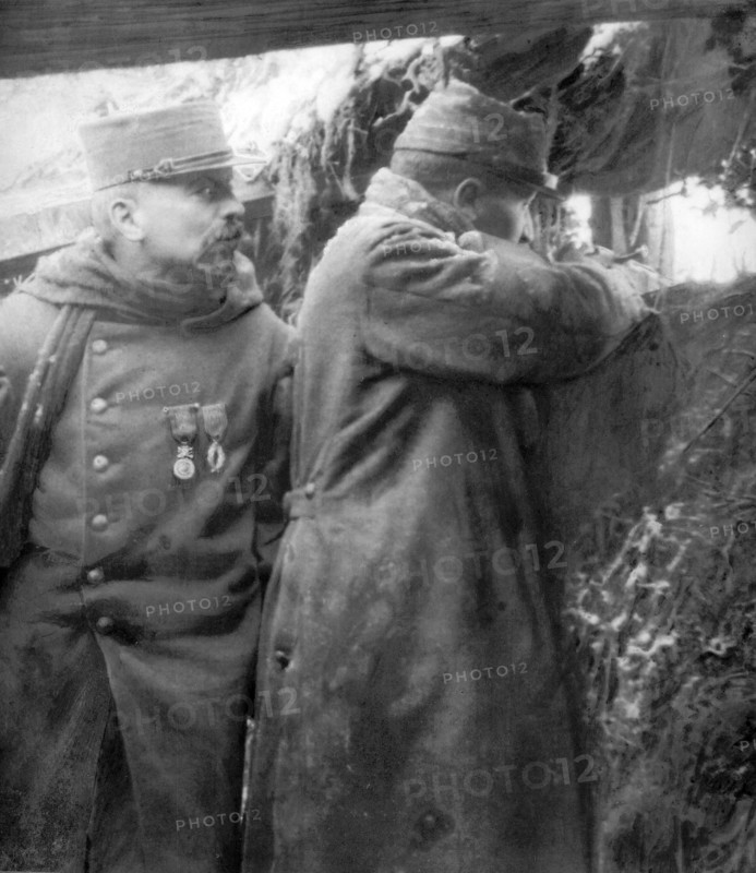Soldat et officier dans une tranchée, en 1914