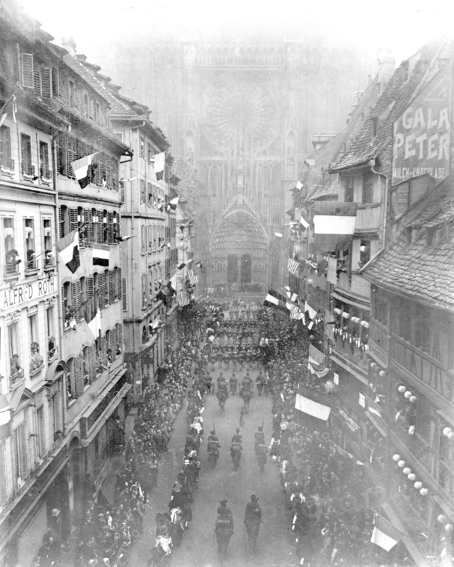 - La victoire des alliés - Novembre 1918 , le maréchal Pétain , commandant en chef de l'armée française fait son entrée solennelle dans Strasbourg libéré