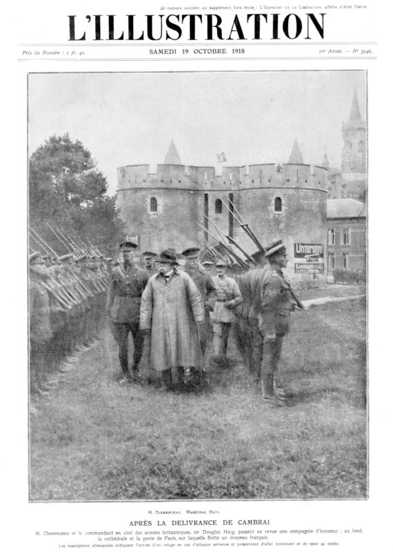 M. Clemenceau et le commandant en chef des armées britaniques, sir Douglas Haig, passeent en revue une compagnie d'honneur : au fond la cathédrale et la porte de Paris, sur laquelle flotte un drapeau français