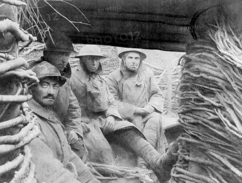 Les jeunes troupes américaines se forment à la vie de tranchée au contact des troupes françaises, en 1917