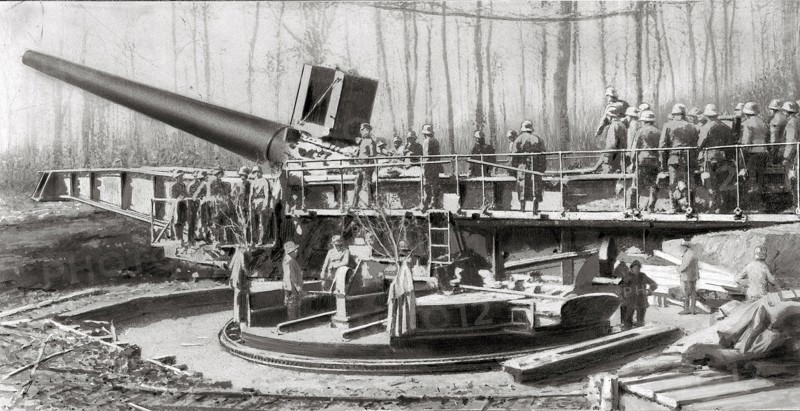 Première guerre mondiale. Les Berthas en 1908,  Canons géants allemands fabriqués par les usines Krupp,  qui tiraient sur Paris d'une distance d'environs 100 KM.