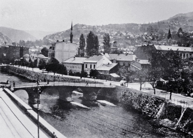 - L'assassinat de l'archiduc François-Ferdinand et de la duchesse Sophie , en visite officielle de la capital de la Bosnie - Le pont au tournant duquel , sur le quai de la rive droite , l'archiduc et la duchesse durent tués dans leur automobile à coup de revolver par le jeune Princip