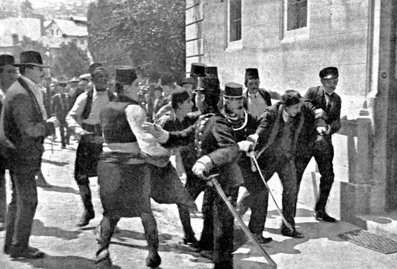 L'attentat de Sarajevo - L'assassin de Garilo Prinzip, injurié et frappé par le foule après son double meurtre, est conduit par des agents au poste de police