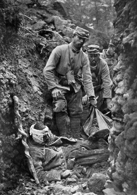En 1915 sur le front de l'Argonne, soldats français dans un boyau encombré de blessés et de morts.