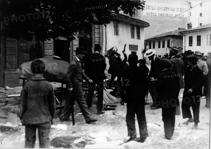 L'archiduc d'Autriche François-Ferdinand et sa femme la duchesse de Hohenberg en visite officielle dans la capitale de la Bosnie.
Ils sortent de la mairie pour se rendre à l'hôpital voir les blessés d'un premier attentat contre eux. Ils n'y arriveront pas : Gavrilo Princip, étudiant serbe de 19 ans les tuera par balles. Ce sera le déclenchement de la 1ere guerre mondiale (1914/1918).