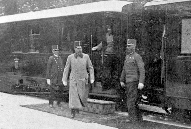 L'attentat de Sarajevo : L'arrivée en train spécial de l'archiduc François-Ferdinand à  Ilidzé, près de Sarajevo, où il allait assister à des manoeuvres de montagne